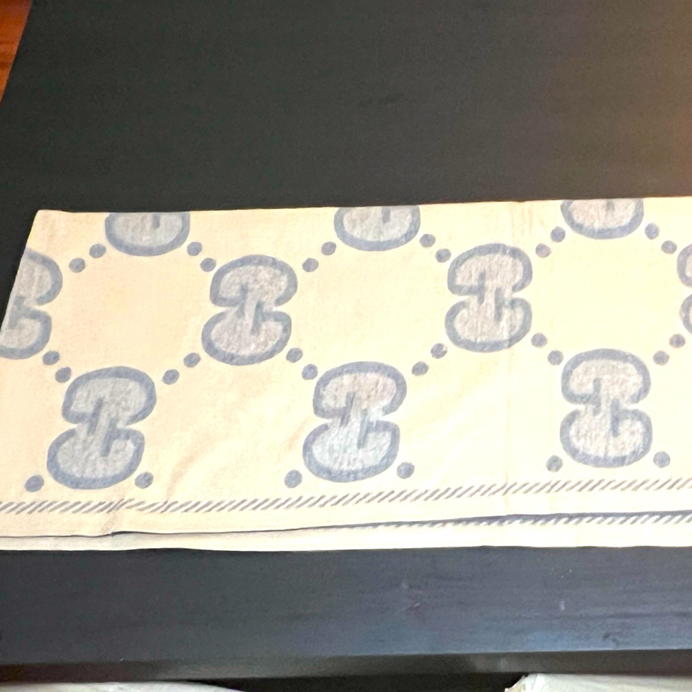 NWT - Gucci scarf - grey and tan logo with fringe